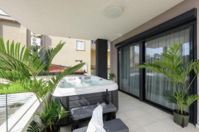 Luxurious Urban Retreat Apartment with Whirlpool and Private Parking